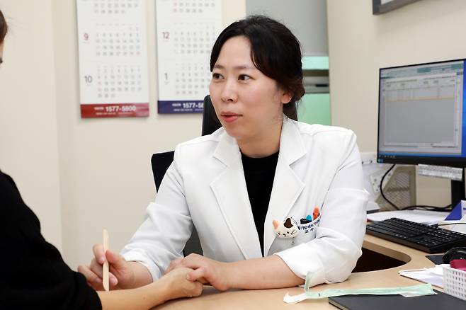 강동경희대학교병원 호흡기알레르기내과 안진 교수가 알레르기환자를 진료하고있다.