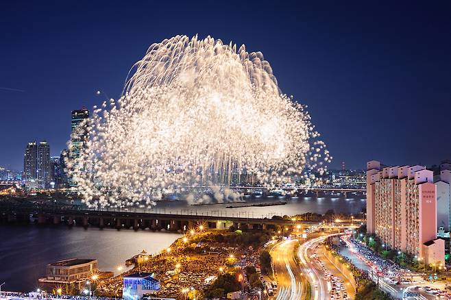 지난해 서울세계불꽃축제에서 선보인 ㈜한화의 불꽃. [한화 제공]