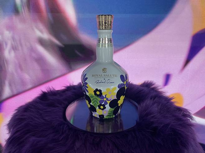 4일 오전 서울 종로구 익선동 누디트 익선에 전시된 ‘로얄살루트 21년 리차드 퀸 에디션 2(Royal Salute 21-Year-Old Richard Quinn Edition 2)’ 전새날 기자