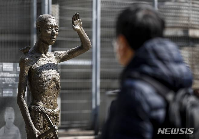 [서울=뉴시스] 정병혁 기자 = 6일 오후 서울 용산구 용산역광장에 세워진 강제징용노동자상 앞에서 한 시민이 동상을 바라보고 있다. 정부는 이날 일제 강제징용 해법과 관련해 행정안전부 산하 '일제강제동원피해자지원재단'이 피해자인 원고에 판결금 및 지연 이자를 지급할 것이라고 밝혔다. 재단의 재원은 민간의 자발적 기여 등을 통해 마련하기로 했다. 2023.03.06. jhope@newsis.com