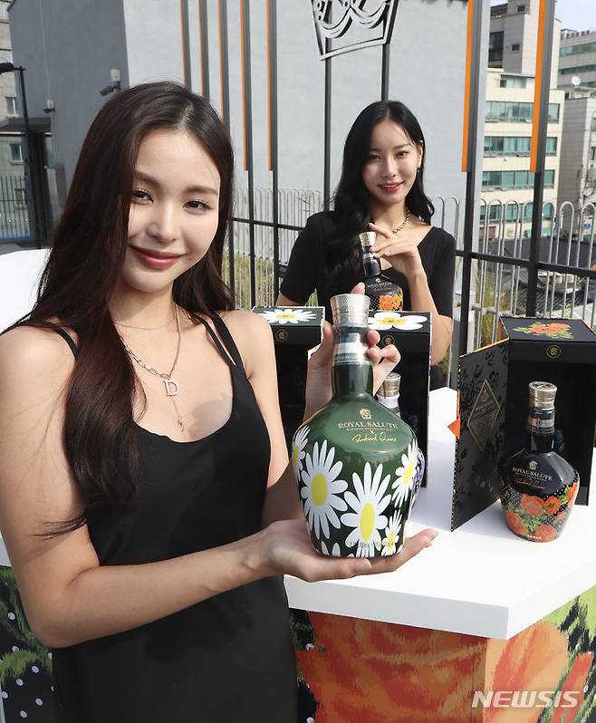 [서울=뉴시스] 김근수 기자 = 4일 오전 서울 종로구 누디트 익선에서 열린 로얄살루트 21년 리차드 퀸 에디션2 공개 행사에서 모델들이 제품을 선보이고 있다. 2023.10.04. ks@newsis.com