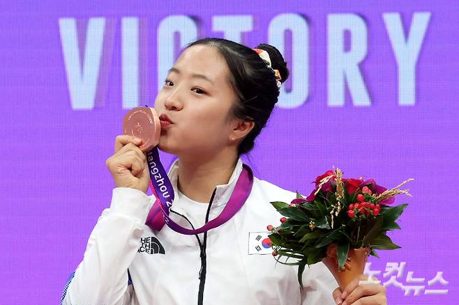 2022 항저우 아시안게임 여자 탁구 단식에서 동메달을 획득한 신유빈이 1일 중국 항저우의 궁수 캐널 스포츠파크 체육관에서 열린 시상식에 참석해 있다. 항저우(중국)=황진환 기자