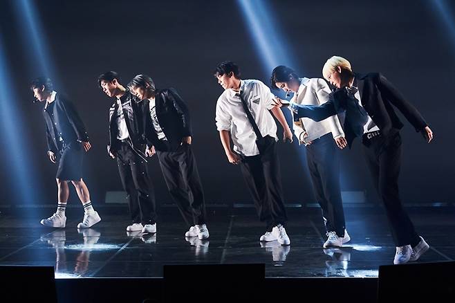 그룹 온앤오프가 4일 오후 4시 서울 마포구 메세나폴리스 신한플레이스퀘어에서 열린 미니 7집 '러브 이펙트' 쇼케이스에서 타이틀곡 '바람이 분다' 무대를 선보이고 있다. RBW, WM엔터테인먼트 제공
