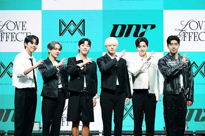 온앤오프가 사진 촬영 중 포즈를 취하고 있다. RBW, WM엔터테인먼트 제공