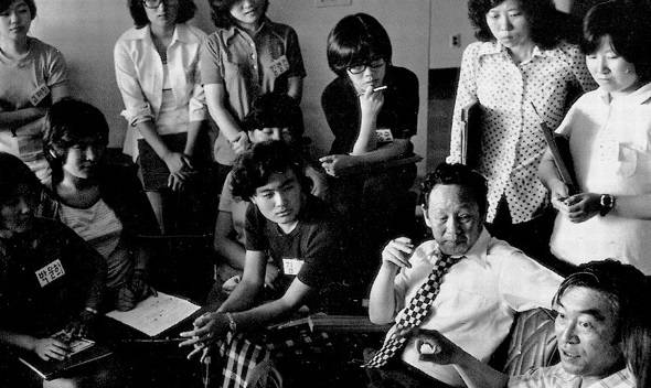 ▲ 크리스찬아카데미 ‘중간집단교육’ 모습. 우측 아래가 크리스찬아카데미 원장을 맡았던 강원용 목사. ⓒ대화문화아카데미