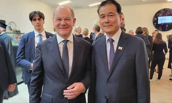 김영호 통일부 장관(오른쪽)이 3일(현지시간) 독일 함부르크 엘브필하모니에서 열린 독일 통일 제33주년 기념식에서 올라프 숄츠 독일 총리와 함께 기념촬영을 하고 있다. 통일부 제공