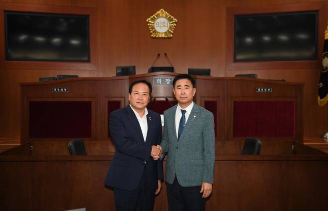 이권재 오산시장(왼쪽)과 성길용 시의회 의장(오른쪽). 오산시 제공