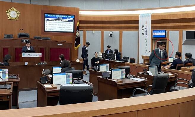 4일 오산시의회 본회의장을 빠져나가는 성길용 의장(빨간색 원). 연합뉴스