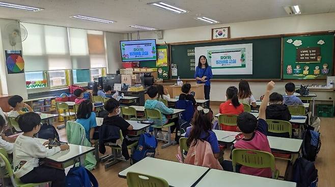 서울 광진구의 한 초등학교에서 ‘‘찾아가는 재활용품 분리배출 체험 교실’이 진행되고 있다. 광진구 제공