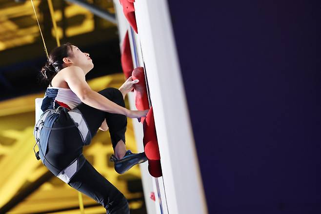 정지민이 지난 3일 중국 사오싱 커차오 양산 클라이밍센터에서 열린 항저우 아시안게임 스포츠클라이밍 스피드 개인전 16강에 나서 암벽을 오르고 있다. 사오싱=연합뉴스