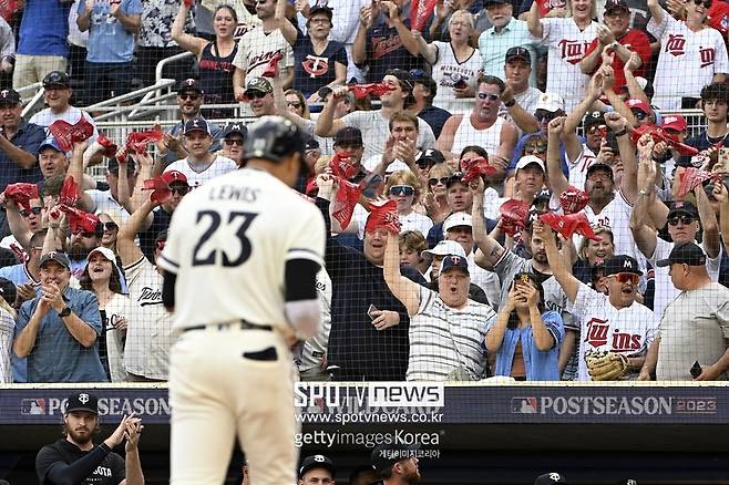 ▲ 로이스 루이스 홈런에 열광하는 미네소타 트윈스 팬들.