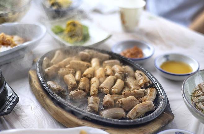 김이 모락모락 나는 '짚불 꼼장어'[사진/성연재 기자]