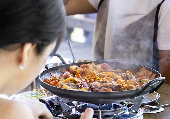 해물떡볶이를 먹는 관광객들 [사진/성연재 기자]