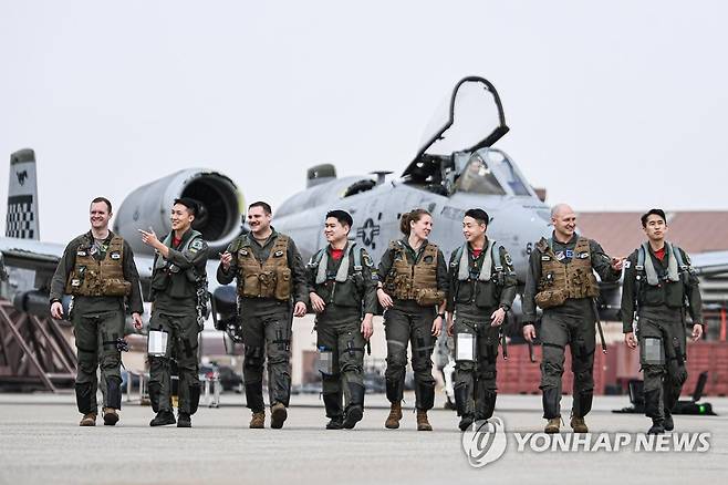 연합뉴스, 한미동맹 70주년 특별사진전 개최 (서울=연합뉴스) 연합뉴스는 한미동맹 70주년 특별사진전을 6∼23일 개최한다. 전시회에선 한미동맹의 발전과정을 담은 150여장의 사진이 전시된다. 이 사진은 지난 3월 한미 공군 연합훈련인 쌍매훈련에 참가한 양국 공군 조종사들이 경기 평택시 주한미공군 오산기지에서 훈련을 마친 뒤 나란히 걸어오는 모습으로 전시회에서도 볼 수 있다. 2023.10.4 [공군 제공. 연합뉴스 자료사진] photo@yna.co.kr