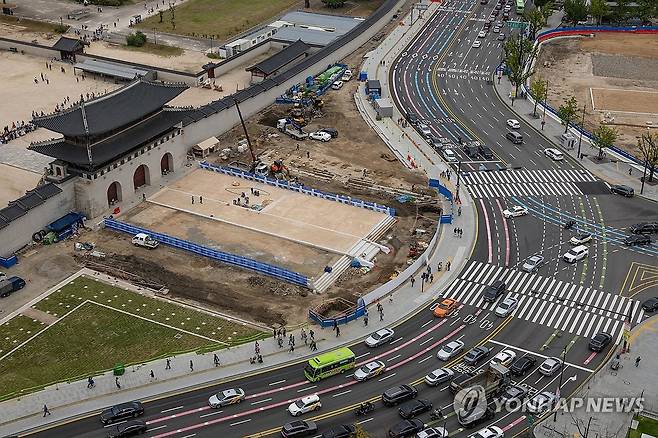 일제에 훼손된 광화문 월대 복원 공사 이달 중 마무리 (서울=연합뉴스) 황광모 기자 = 3일 서울 종로구 광화문 월대 복원 공사 현장의 마무리 공사가 한창이다. 
문화재청은 이달 중 광화문 월대 복원을 위한 공사 작업을 마무리할 계획이다. 
    월대는 경복궁의 정전인 근정전, 종묘 정전 등에서 볼 수 있는 넓은 대를 뜻한다. 광화문 앞 월대는 국가적으로 중요한 행사가 있을 때 임금과 백성이 만나 소통하는 장소였으리라 추정되나, 일제강점기를 거치며 사라졌다. 2023.10.3 hkmpooh@yna.co.kr