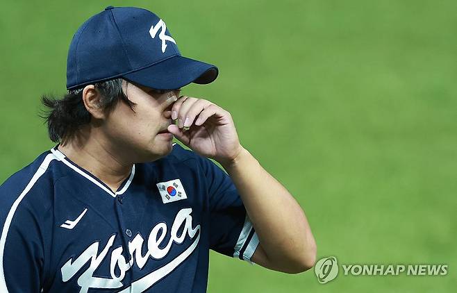 고우석, 아쉬움 가득 (사오싱[중국]=연합뉴스) 홍해인 기자 = 2일 중국 저장성 항저우 인근 사오싱 야구·소프트볼 스포츠센터 제1구장에서 열린 2022 항저우 아시안게임 조별리그 B조 대만과 대한민국의 경기. 
    8회말 대한민국 투수 고우석(LG 트윈스)이 추가 2실점하고 이닝 종료 뒤 아쉬운 표정을 짓고 있다. 2023.10.2 hihong@yna.co.kr