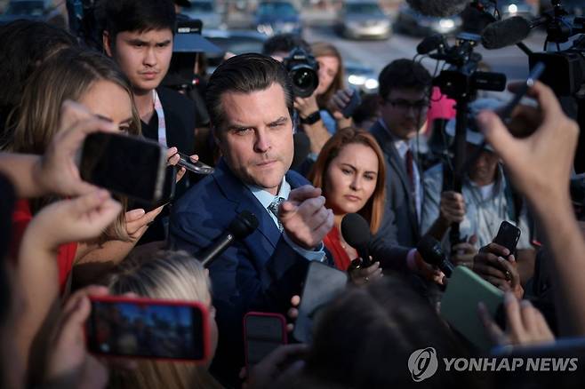 매카시 하원의장 해임 후 질문 받는 게이츠 美 하원의원 (워싱턴DC AFP·게티이미지=연합뉴스) 맷 게이츠 미국 하원의원(가운데)이 3일(현지시간) 케빈 매카시 하원의장 해임결의안이 가결 처리된 후 워싱턴DC 의회 밖에서 기자들의 질문에 답하고 있다. 공화당 강경파인 게이츠 의원은 전날 매카시 의장에 대한 해임결의안을 제출했다. 2023.10.04 besthope@yna.co.kr