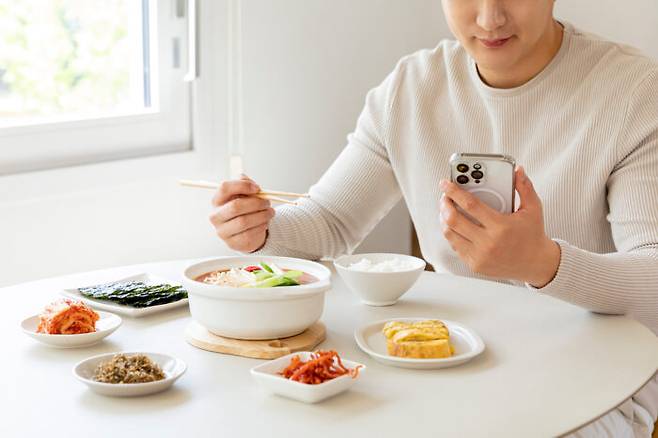 배고픔과 상관 없이 계속 음식을 찾게 되는 이유는 대부분 스트레스로 인한 호르몬 영향 때문이다. [사진=클립아트코리아]