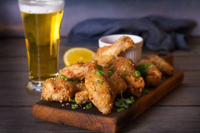 당뇨병을 예방하려면 전체 식사량을 줄이고 열량이 높은 튀김, 비계, 술 등을 덜 먹어야 한다. [사진 = 게티이미지뱅크]