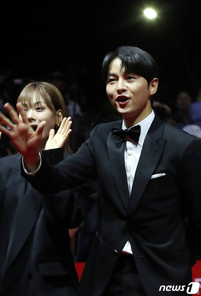 배우 송중기가 4일 오후 부산 해운대구 영화의전당에서 열린 ‘제28회 부산국제영화제’(BIFF) 개막식에서 레드카펫을 밟고 있다. ⓒ News1 권현진 기자