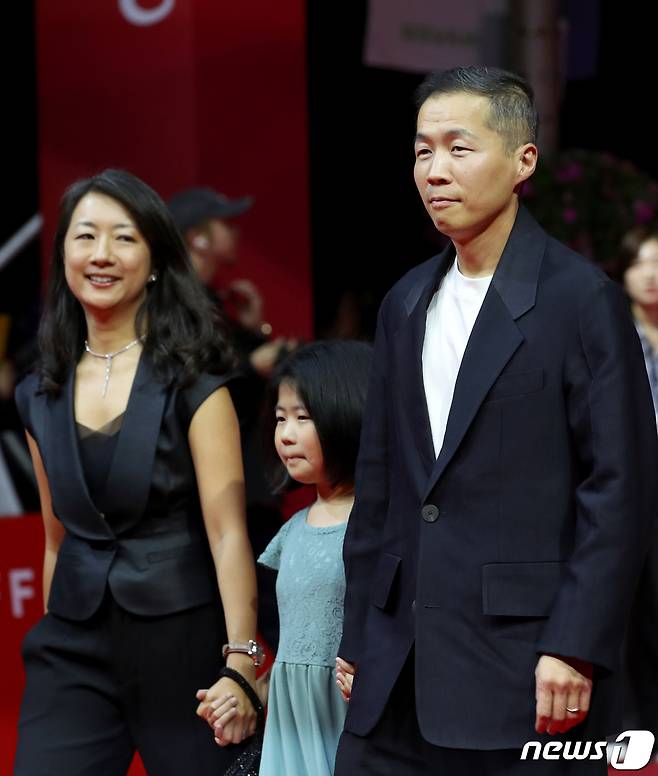 정이삭 감독(오른쪽)이 4일 오후 부산 해운대구 영화의전당에서 열린 ‘제28회 부산국제영화제’(BIFF) 개막식에서 레드카펫을 밟고 있다. ⓒ News1 권현진 기자