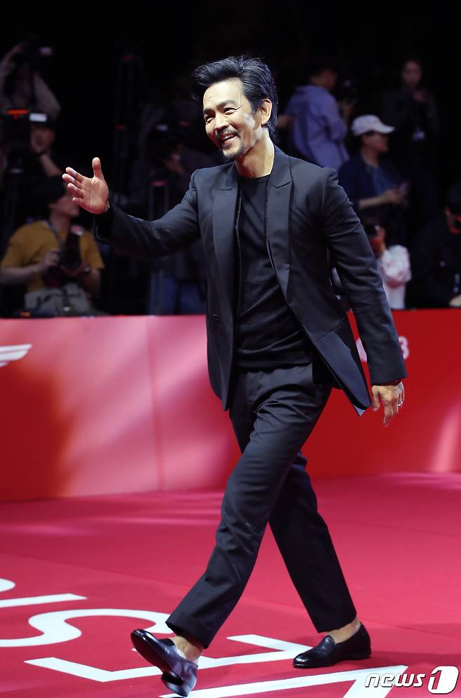 배우 존조가 4일 오후 부산 해운대구 영화의전당에서 열린 ‘제28회 부산국제영화제’(BIFF) 개막식에서 레드카펫을 밟고 있다. ⓒ News1 권현진 기자