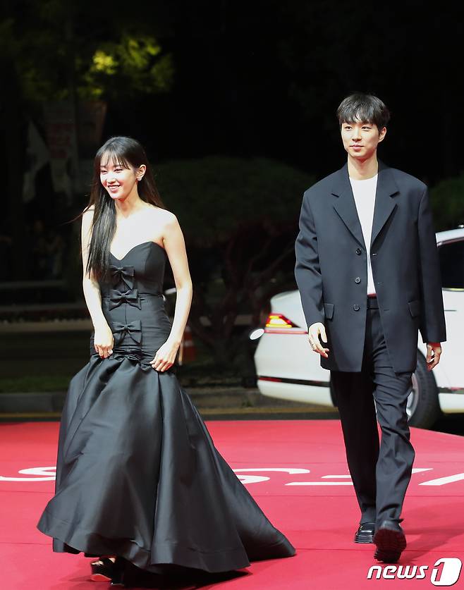 공개 열애중인 배우 전종서와 이충현 감독(오른쪽)이 4일 오후 부산 해운대구 영화의전당에서 열린 ‘제28회 부산국제영화제’(BIFF) 개막식에서 레드카펫을 밟고 있다. ⓒ News1 권현진 기자