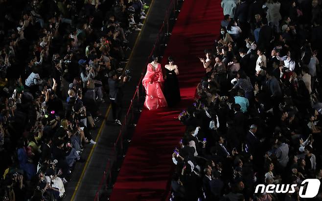 4일 오후 부산 해운대구 영화의전당에서 열린 제28회 부산국제영화제(BIFF) 개막식에서 배우 판빙빙이 레드카펫을 밟으며 입장하고 있다. ⓒ News1 윤일지 기자