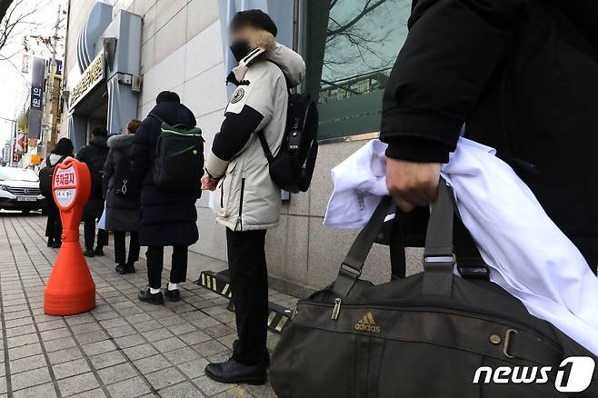 의사 국가시험 실기시험 첫날인 23일 오후 응시생들이 서울 광진구 자양동 한국보건의료인국가시험원(국시원)에 입장하고 있다. 2021.1.23/뉴스1 ⓒ News1 이동해 기자