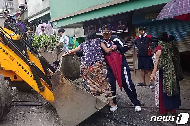 4일(현지시간) 홍수가 발생한 인도 시킴주에서 주민들이 백호 로더(굴착용 기계)를 활용해 대피하고 있다. 2023.10.04/ ⓒ AFP=뉴스1 ⓒ News1 문혜원 기자