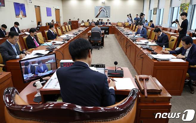 조승래 국회 과방위 안건조정위원장이 5일 오후 서울 여의도 국회에서 열린 과학기술정보방송통신위원회 안건조정위원회를 주재하고 있다. 2023.10.5/뉴스1 ⓒ News1 송원영 기자