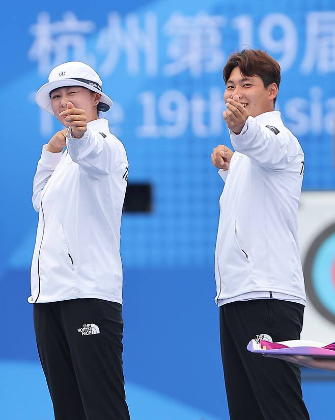 하트 발사하는 임시현-이우석     (항저우=연합뉴스) 류영석 기자 = 2022 항저우 아시안게임 양궁 리커브 혼성전에서 금메달을 획득한 임시현과 이우석이 4일 중국 항저우 푸양 인후 스포츠센터에서 열린 메달 수여식에서 세리머니를 하고 있다. 사진 | 항저우=연합뉴스