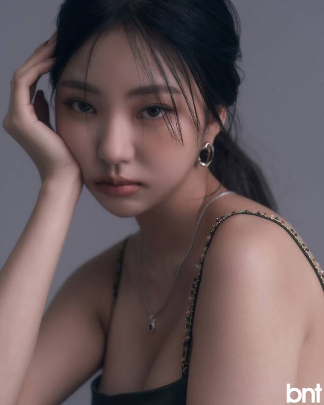 이어링은 poppi, 네크리스는 바이델라 제품.