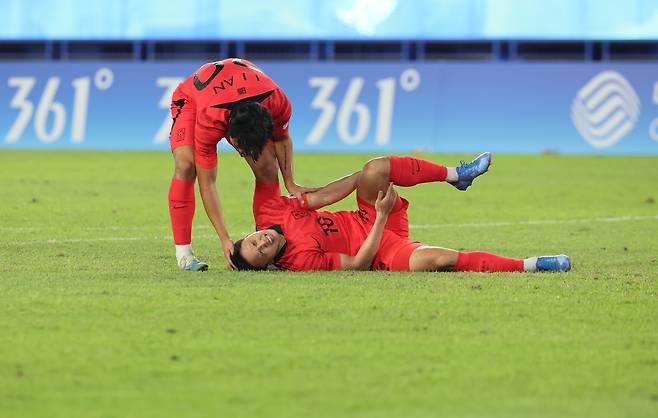 4일 중국 항저우 황룽 스포츠센터 스타디움에서 열린 2022 항저우 아시안게임 남자축구 4강전 대한민국과 우즈베키스탄의 경기에서 조영욱이 우즈벡 부리예프의 거친 반칙에 넘어진 뒤 고통스러워하고 있다. /연합뉴스