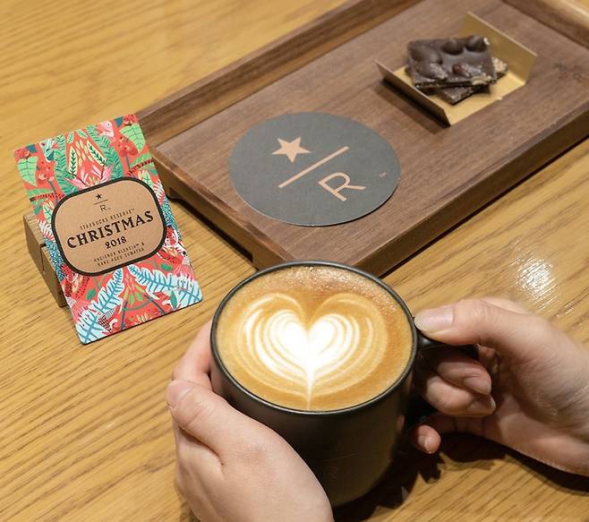 스타벅스가 리저브 음료 주문 고객에게 주던 바크 초콜릿(우측 상단) 제공을 이달 2일부터 중단했다. /스타벅스코리아 인스타그램