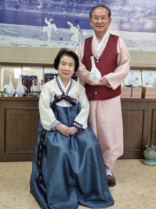 민속주 안동소주는 김연박 식품명인(대표), 배경화 무형문화재, 두 사람이 같이 만든다. 창업자인 고 조옥화 여사로부터 각각 식품명인, 무형문화재 타이틀을 물려받았다. 특히, 배경화 문화재는 32년간 전수교육조교를 맡아 안동소주 제조법을  익혔다. /박순욱 기자