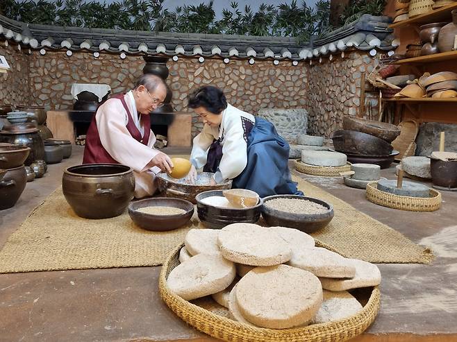 민속주 안동소주 김연박 대표(식품명인)-배경화 무형문화재 부부가 밀누룩 제작 과정을 시연하고 있다. 민속주 안동소주는 자가누룩만 사용하고 있다. /박순욱 기자