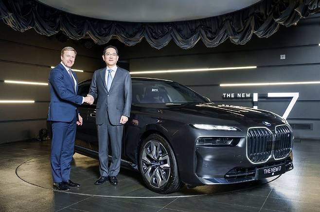 이재용(오른쪽) 삼성전자 회장은 지난해 11월 올리버 집세 BMW그룹 회장과 인천 영종도 BMW 드라이빙 센터에서 만나 전기차 협력 방안을 논의하고, i7 10대를 구매했다. /BMW코리아 제공