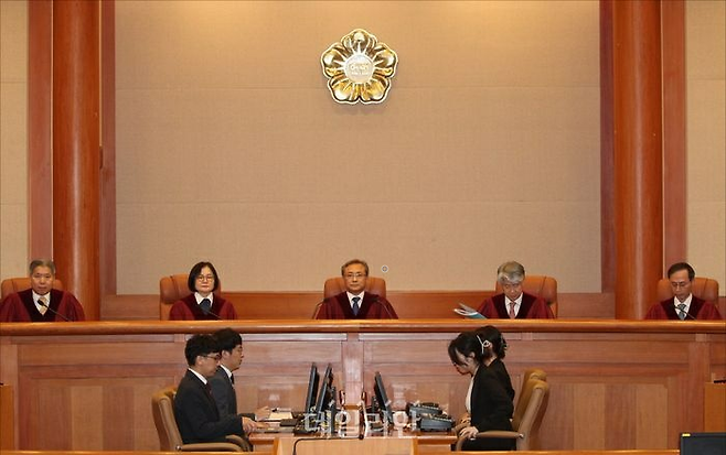 유남석 헌법재판소장(가운데)과 헌법재판관들이 지난 7월 25일 서울 종로구 헌법재판소 대심판정에서 이태원 참사 부실 대응 관련 이상민 행정안전부 장관에 대한 탄핵 심판 선고를 위해 자리에 앉아 있다. ⓒ데일리안 홍금표 기자