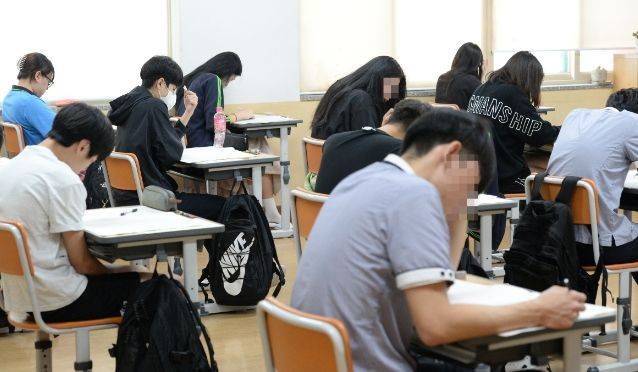지난달 6일 울산 중구 약사고등학교에서 고등학교 3학년 수험생들이 9월 모의평가를 치르고 있는 모습.ⓒ뉴시스