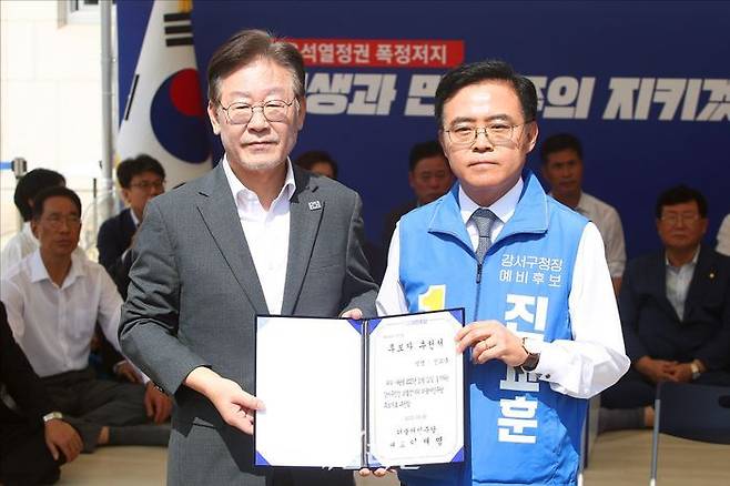 이재명 더불어민주당 대표가 지난달 6일 국회본청 앞 단식투쟁천막에서 열린 강서구청장 보궐선거 후보자 공천장 수여식에서 진교훈 후보에게 공천장을 수여한 뒤 기념촬영을 하고 있다. ⓒ데일리안 홍금표 기자