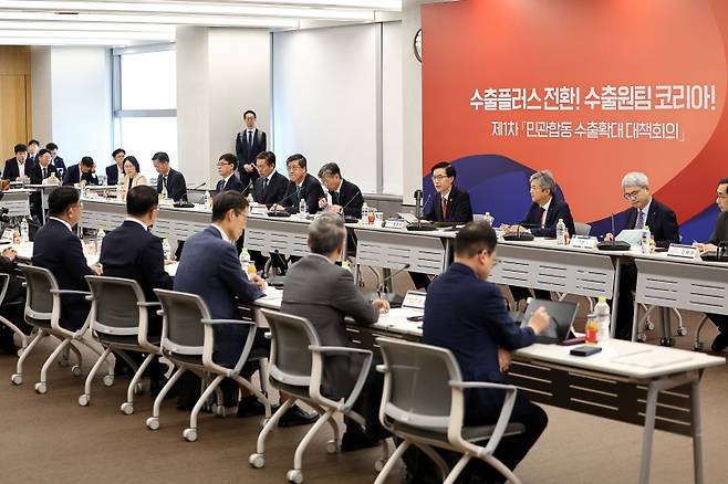 방문규 산업통상자원부 장관이 5일 서울 강남구 한국무역협회에서 열린 제1차 민관합동 수출확대 대책회의에서 발언하고 있다.(사진=저작권자(c) 연합뉴스, 무단 전재-재배포 금지)