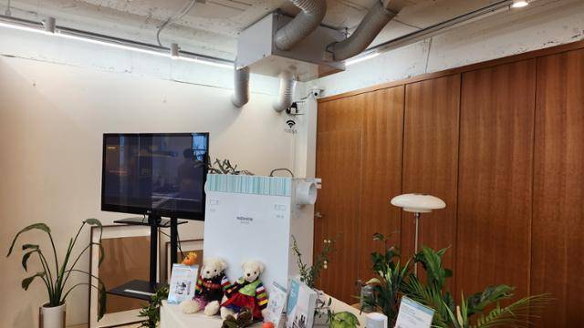 경동나비엔 청정환기시스템의 청정 필터가 들어간 기기(아래)와 실제 설치된 모습(위). 인현우 기자