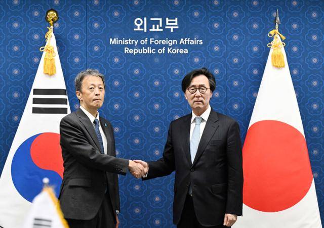 장호진(오른쪽) 외교부 1차관과 오카노 마사타카 일본 외무성 사무차관이 5일 서울 종로구 외교부에서 열린 제14차 한·일 외교 차관 전략대화에 참석, 악수를 하고 있다. 왕태석 선임기자