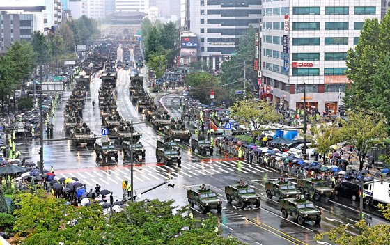 비가 내렸던 지난달 26일 건군 75주년 국군의날 시가행진에서 기계화부대가 서울 도심(덕수궁 앞)을 지나고 있다. 김종호 기자