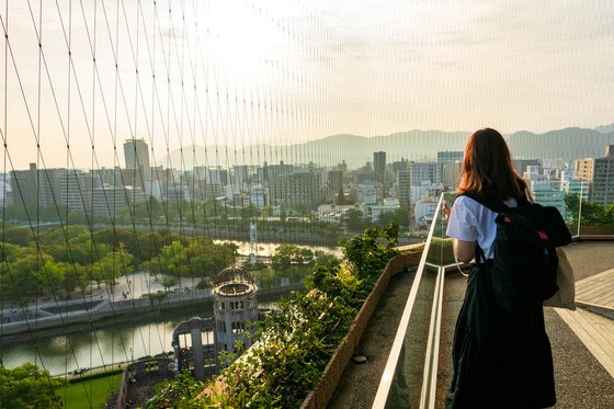 히로시마 오리즈루 타워 전망대에서 본 원폭돔과 평화기념공원.