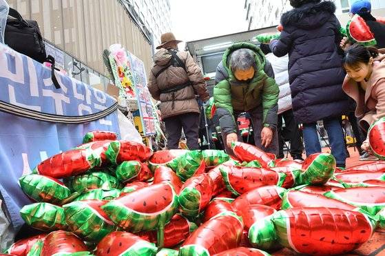 지난 3월 3일 오후 서울 여의도 더불어민주당 당사 앞에서 더불어수박깨기운동본부 관계자들이 비명계 의원들을 규탄하는 집회를 열고 있다. 연합뉴스