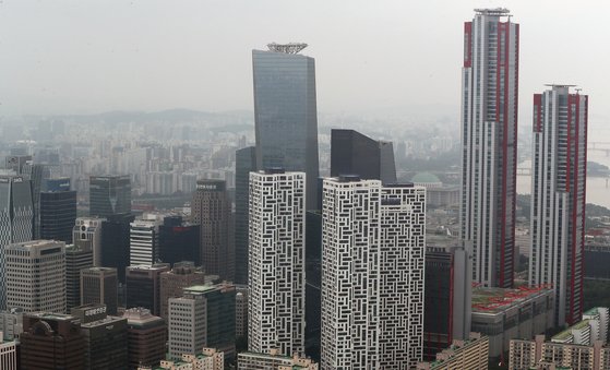 서울 여의도 63빌딩에서 바라본 오피스텔이 밀집한 빌딩 모습. 뉴스1