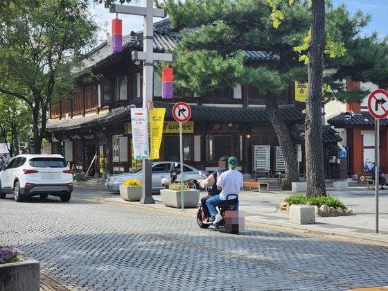 20대로 추정되는 남성 2명이 지난 4일 전주 한옥마을에서 안전모를 쓰지 않은 채 전동바이크를 몰고 있다. 전주=김준희 기자
