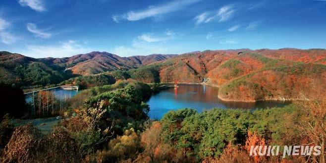 칠갑산 천장호 출렁다리 전경.